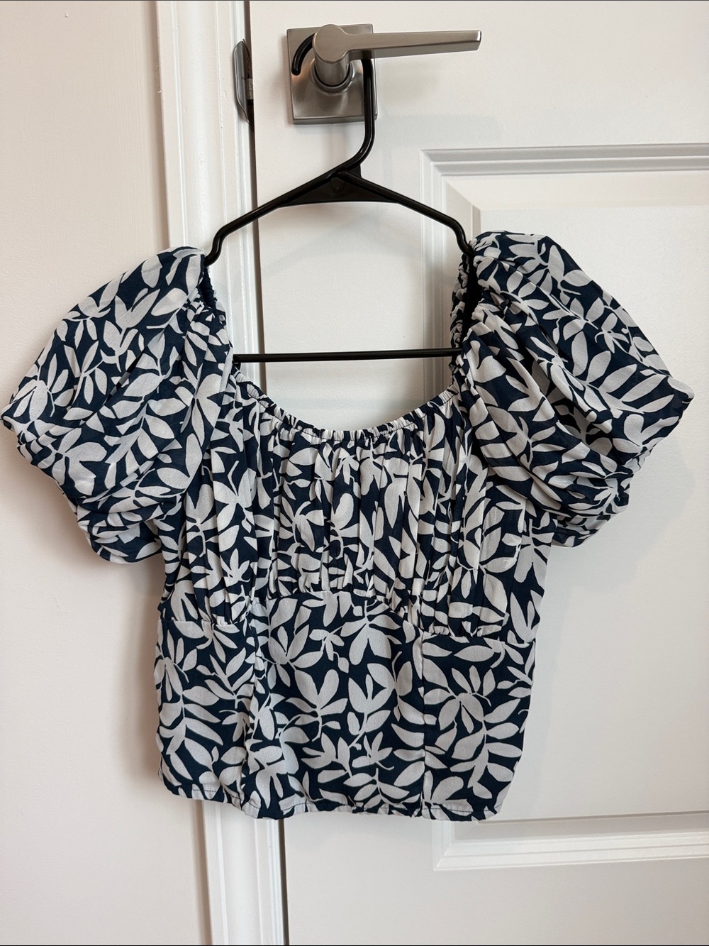 Abercrombie & Fitch Navy and White Leaf-Print Puff Sleeve Crop Top